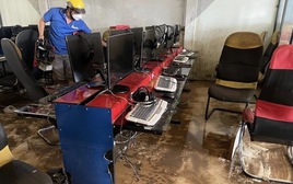 Quán game 30 dàn máy ngập trong nước lũ ở Lâm Đồng, chủ quán xót xa tiết lộ thiệt hại