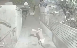 Một gia đình ở TPHCM bị người đàn ông "khủng bố", liên tục ném gạch vào nhà