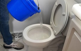 7 loại nước không nên đổ vào bồn cầu