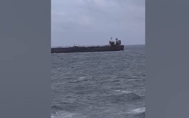 Tàu chở dầu trúng đòn tấn công mắc kẹt ngoài khơi Bulgaria