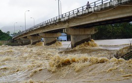 CLIP: Nước sông Cái Nha Trang đổ về ào ào
