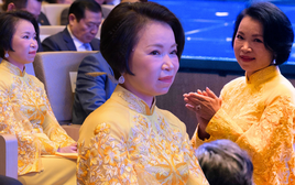 Phu nhân tỷ phú Phạm Nhật Vượng đẹp nhờ áo dài quá tinh tế, 1 chi tiết kết nối đến chồng và con trai