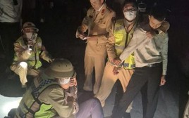 Bí mật trong xe taxi chở 3 người đàn ông đi tìm “của lạ” trong đêm