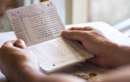 Chồng đưa 15 triệu mỗi tháng, sốc khi nhìn số dư sau một năm: Cuốn sổ của vợ khiến anh nín lặng