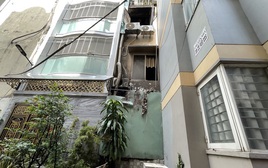 2 cô gái kể về quyết định nhảy từ cửa sổ tầng 3 xuống đất để thoát nạn chỉ sau một câu nói