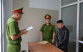 Thi hành quyết định bắt tạm giam nhân viên Trần Hồng Huy