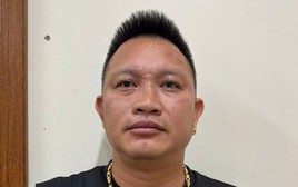 Người đàn ông trêu ghẹo trẻ vị thành niên, tấn công cảnh sát tại lễ hội