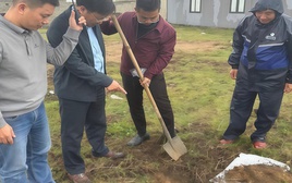 Giun đất bò kín sân vườn, chết bất thường ở Quảng Trị: Lấy mẫu đất, nước tìm nguyên nhân