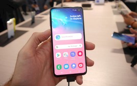 Khen thì lắm mà chê cũng nhiều, vậy tại sao ra cửa hàng "cứ 3 người lại có 1 người" mua điện thoại Samsung?