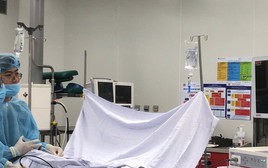 Bắt chước trên mạng, chàng trai nhét dây sạc điện thoại vào vùng kín