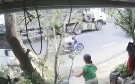 CLIP: Khoảnh khắc chiến sĩ cảnh sát kéo nữ sinh ra khỏi đầu xe container đang lao tới