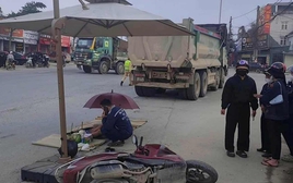 Va chạm với xe tải, người phụ nữ điều khiển xe máy tử vong thương tâm