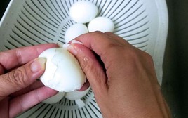 Trứng luộc dễ bóc vỏ “hơn ngàn lần” nếu được ngâm vào thứ này