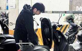 Không gửi được xe máy điện, mỗi ngày tôi dắt lên tầng 4 nhà tập thể cũ