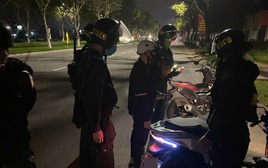 Cảnh sát cơ động bắt giữ 1 thanh niên có biểu hiện bất thường đi trong đêm