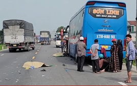 Xe máy va va chạm với ô tô khách, hai người tử vong