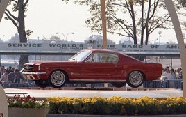 Tại sao Ford Mustang, chiếc xe được giới thiệu tại một hội chợ lại có thể định hình lại cả nền công nghiệp ô tô Hoa Kỳ?