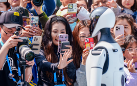Lần đầu chạy marathon, robot hình người Trung Quốc "vung loạn xạ, đập vào hàng rào, vỡ thành từng mảnh"