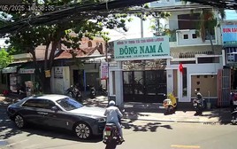 Xe máy quay đầu va phải Rolls-Royce rồi bỏ chạy
