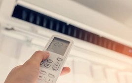 Ngủ phòng kín, bật điều hòa có khiến cơ thể mệt mỏi, rụng tóc?