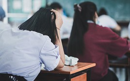 Bỗng một ngày con cái không còn muốn lớn nữa, cha mẹ bàng hoàng nhận ra mình đã vô tình khiến con tụt lùi vì lý do tưởng tốt đẹp: "Muốn tốt cho con"