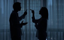 Vợ bỗng dưng ít về nhà, gọi điện thì vội vã tắt máy, tôi sinh nghi nên lần mò theo địa chỉ tìm đến tận nơi và rồi... sốc