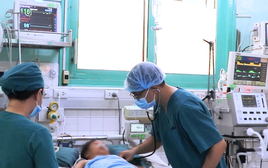 Bé gái suýt mất mạng vì 'chơi đùa' với cửa cuốn