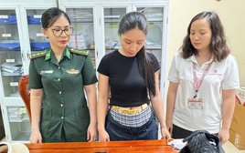 Người phụ nữ buộc 4 kg vàng ngang bụng qua cửa khẩu
