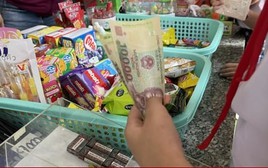 Con tôi bị cô lập vì không có tiền tiêu vặt để mua đồ ăn cổng trường