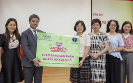 Diana Unicharm tặng khăn lau xua muỗi Bobby Antimos chung tay phòng sốt xuất huyết