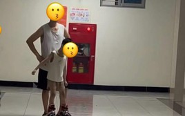 Hàng xóm cho con trượt patin ở hành lang chung cư, bị góp ý thì nói: "Thích thế đấy, xuống mà báo bảo vệ"