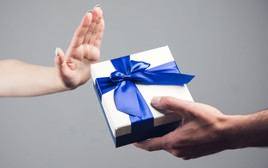 Ông bà dặn: "5 thứ được cho, thân mấy cũng từ chối" - đừng để cám dỗ đưa bạn vào nguy hiểm!