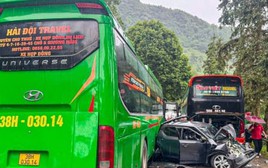 Ô tô con biến dạng sau tai nạn liên hoàn ở Lào Cai, dòng xe ùn tắc kéo dài