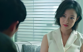 Ngày mẹ kế xuất hiện, bà mang chiếc vali nâu và đi đôi giày cao gót đỏ, tôi không ngờ bà ảnh hưởng sâu sắc suốt thời kỳ trưởng thành của tôi