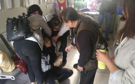 Học đại học 3 năm trời, nữ sinh ngã quỵ trước cổng trường khi bất ngờ nhận thông báo: "Em không phải là sinh viên của trường"