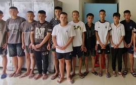 Gần 20 thanh niên tụ tập phóng xe máy đuổi chém người đi đường