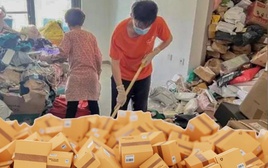Bà lão U70 chi 7,2 tỷ đồng mua đồ online, thuê thêm một căn hộ trữ hàng chưa mở
