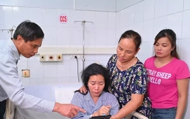 Vụ lật tàu ở Hạ Long: Lời kể của người vợ đang tìm chồng và 2 con mất tích