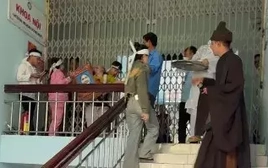 Tố bác sĩ tắc trách, người nhà làm náo loạn Trung tâm y tế để lễ 'trục vong'