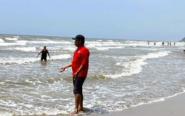 2 cháu nhỏ 6 và 7 tuổi gặp nạn khi tắm biển Sầm Sơn