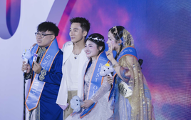 Khoảnh khắc hiếm có: 120 fan giới hạn hội ngộ Sơn Tùng M-TP trong hoàng hôn Đà Nẵng suốt hơn 4 tiếng