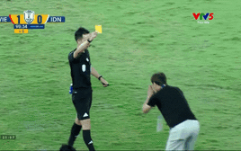 B&aacute;o H&agrave;n Quốc bất ngờ với h&agrave;nh động g&acirc;y tranh c&atilde;i của HLV Kim Sang-sik