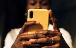 Ở Việt Nam mua iPhone 64 triệu dễ như bỡn, ở quốc gia này iPhone chẳng khác gì "báu vật": Chẳng ai mua nổi