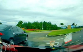 CLIP: Xe gắn biển xanh chạy ngược chiều, sang đường ẩu suýt gây tai nạn