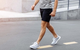 Khi mỡ máu tăng cao, cơ thể sẽ xuất hiện 4 bất thường khi đi bộ: Nhiều người bỏ qua