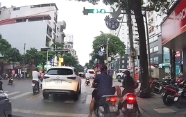 Dừng đèn đỏ, tôi bị xe sau mắng: ‘Hâm à, không đi thì tránh ra’