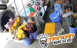 Kinh hoàng khoảnh khắc bánh xe sơ-mi rơ-mooc bay thẳng vào 2 người phụ nữ