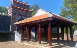 Yêu cầu làm rõ "ngôi nhà rường" dựng trái phép trong lăng vua Thiệu Trị