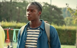 Xem phim Sex Education, một người cha đã hứa: Sẽ không bao giờ để con phải cô đơn trong chính ngôi nhà mình