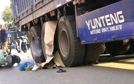 Bé trai 7 tuổi tử vong dưới bánh xe tải